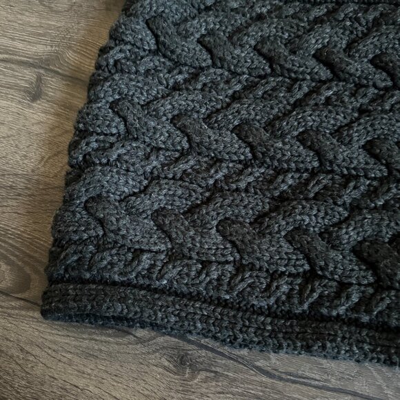 Gap | NWOT Dark Gray Chunky Cable Knit Infinity Circle Scarf - Picture 4 of 4